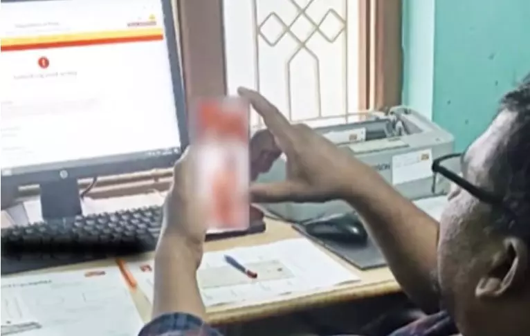 പോസ്റ്റോഫീസിൽ തിരക്കോട് തിരക്ക്; ഡ്യൂട്ടിക്കിടെ മൊബൈൽ ഫോണിൽ അശ്ലീല വീഡിയോ കണ്ട് തപാൽ വകുപ്പ് ജീവനക്കാരൻ പോസ്റ്റോഫീസിൽ തിരക്കോട് തിരക്ക്; ഡ്യൂട്ടിക്കിടെ മൊബൈൽ ഫോണിൽ അശ്ലീല വീഡിയോ കണ്ട് തപാൽ വകുപ്പ് ജീവനക്കാരൻ