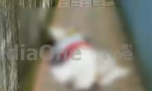 കൊച്ചി കോന്തുരുത്തിയിൽ ചാക്കിൽ കെട്ടിയ നിലയിൽ സ്ത്രീയുടെ മൃതദേഹം