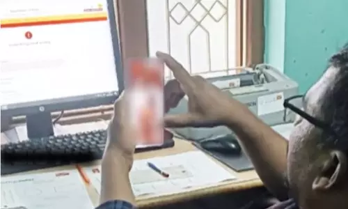 പോസ്റ്റോഫീസിൽ തിരക്കോട് തിരക്ക്; ഡ്യൂട്ടിക്കിടെ മൊബൈൽ ഫോണിൽ അശ്ലീല വീഡിയോ കണ്ട്  തപാൽ വകുപ്പ് ജീവനക്കാരൻ