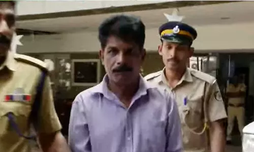 തലയ്ക്കടിച്ച് കൊന്നശേഷം കഴുത്തിൽ കുരുക്കിട്ട് പുറത്തെത്തിച്ചു: കൊച്ചിയിൽ കണ്ടെത്തിയ മൃതദേഹം ലൈംഗിക തൊഴിലാളിയുടേതെന്ന് പൊലീസ്