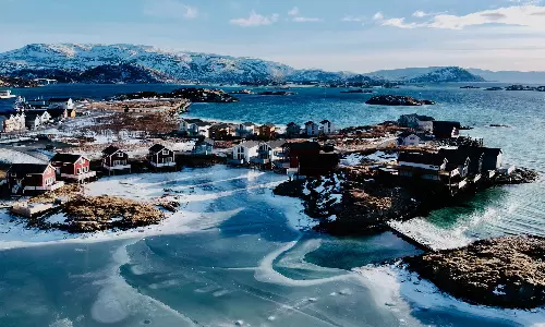 പുലർച്ചെ മൂന്ന് മണിക്കും ഫുട്ബോൾ കളിക്കാം; ലോകത്ത് സമയം ബാധകമല്ലാത്ത ഒരു ദ്വീപ്