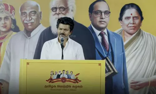 മക്കൾ കണ്ടിപ്പാ നമ്മളെ വരവെപ്പാങ്കേ; കരൂർ ദുരന്തത്തിന് ശേഷം ആദ്യ പൊതു പരിപാടിയുമായി വിജയ്, പാസ് മുഖേന എത്തിയത് 2000 പേര്‍
