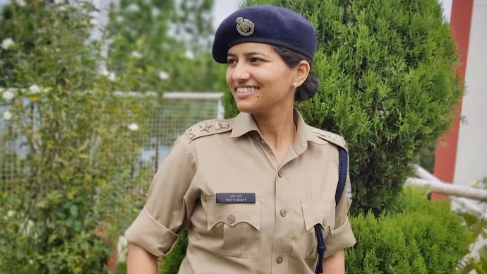 ഐപിഎസുകാരിയാകാൻ 16 സര്‍ക്കാര്‍ ജോലികളും ഐഎസ്ആര്‍ഒ ഓഫറും വേണ്ടെന്നു വച്ചു; ആദ്യശ്രമത്തിൽ തന്നെ യുപിഎസ്‍സി പാസായി;  സിനിമയെ വെല്ലുന്ന തൃപ്തി ഭട്ടിന്‍റെ ജീവിതം