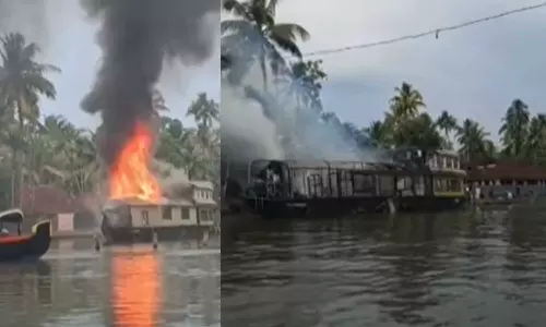 ആലപ്പുഴ പുന്നമടയിൽ ഹൗസ് ബോട്ടിന് തീപിടിച്ചു