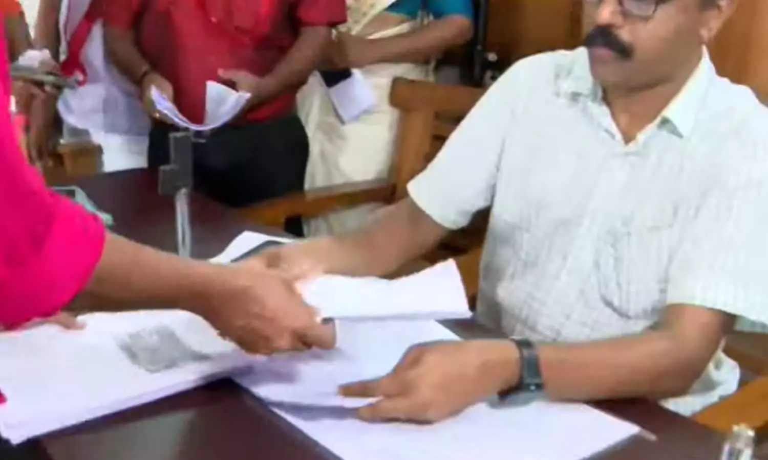 തെരഞ്ഞെടുപ്പ് ചിത്രം തെളിയുന്നു; വിമത സ്ഥാനാർഥികളെ അനുനയിപ്പിക്കാൻ അവസാന ശ്രമവുമായി മുന്നണികൾ