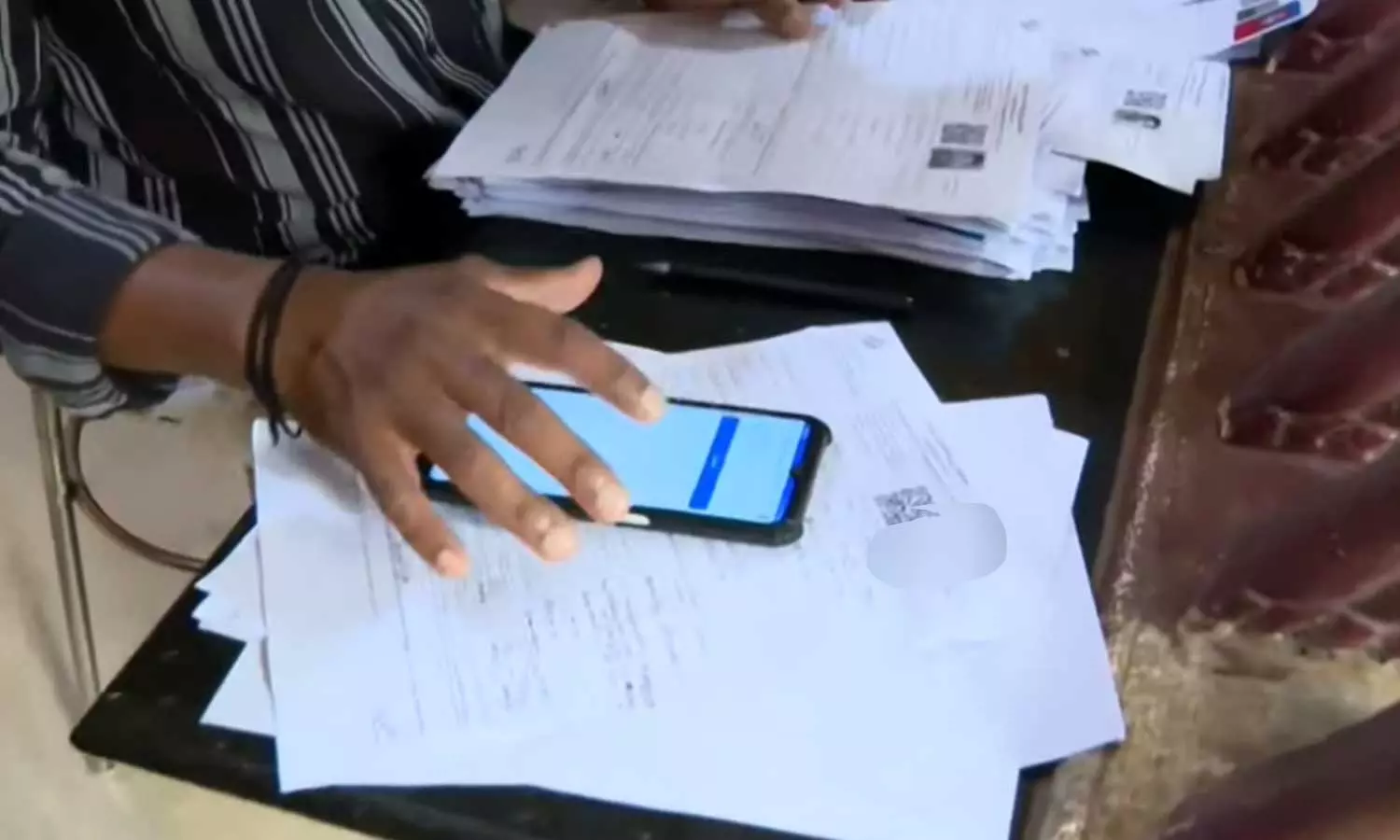 ജീവനൊടുക്കിയാൽ ഉത്തരവാദി ഇലക്ഷൻ കമ്മീഷനും എസ്‌ഐആറും;  ബിഎൽഒയുടെ ശബ്ദ സന്ദേശം പുറത്ത്, ഫോൺ സ്വിച്ച് ഓഫ് ആക്കിയ നിലയിൽ