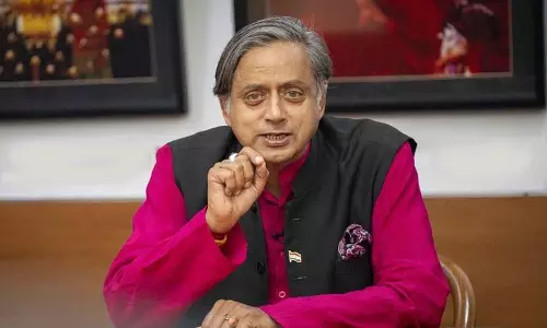 പിഎം ശ്രീയിൽ നിന്ന് പിൻവാങ്ങണമെന്ന ആവശ്യം വിഡ്ഢിത്തം; കോൺഗ്രസിനെ വെട്ടിലാക്കി ശശി തരൂർ