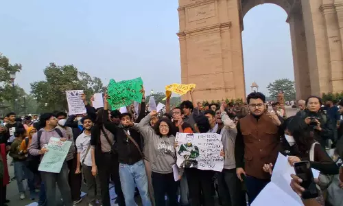 ഡൽഹിയിൽ വായു മലിനീകരണത്തിന് എതിരെ പ്രതിഷേധിച്ച വിദ്യാർഥികൾ പൊലീസ് കസ്റ്റഡിയിൽ