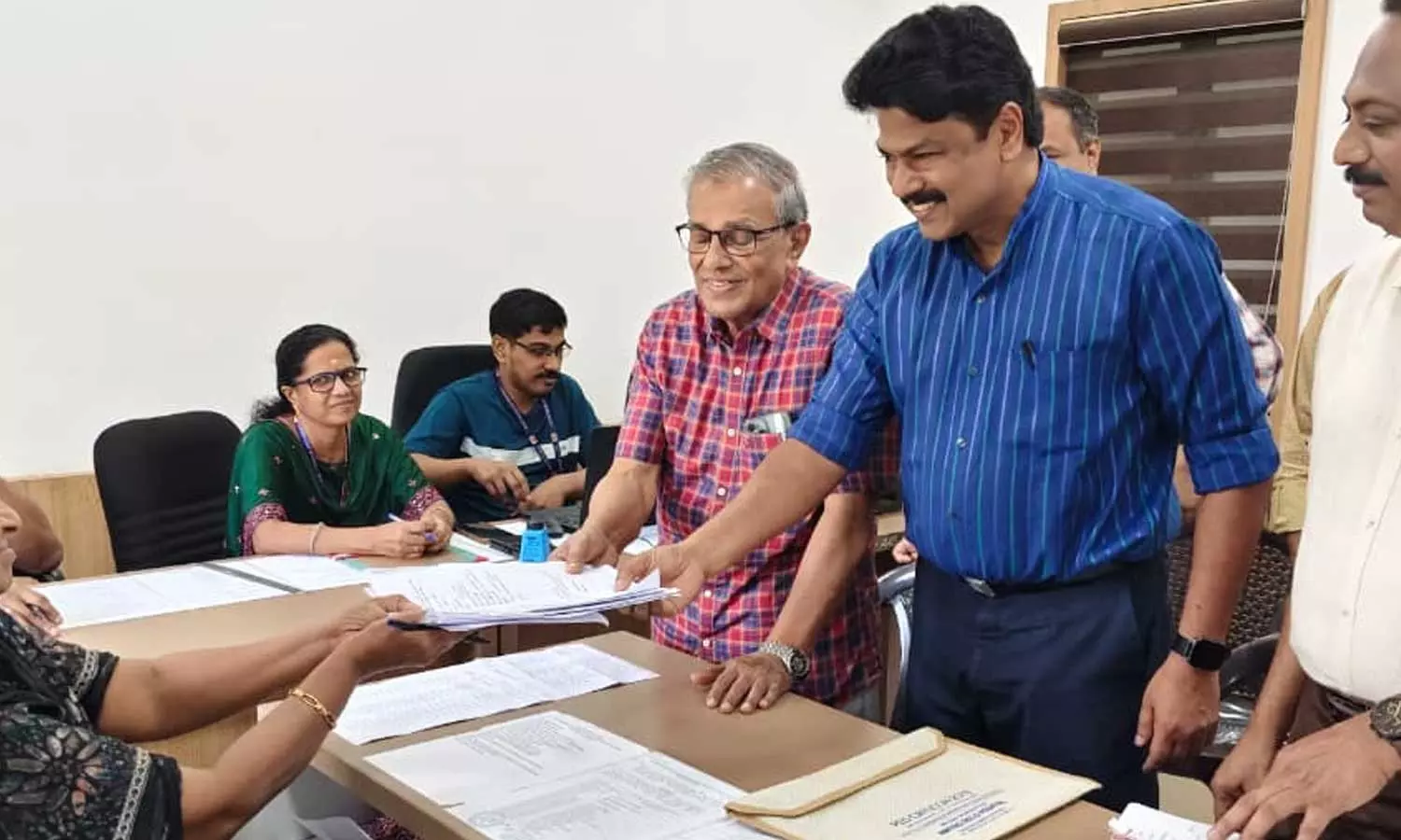 അവസാന നിമിഷം ഔദ്യോഗിക സ്ഥാനാർഥിയെ പിൻവലിച്ച് സ്വതന്ത്രന് പിന്തുണ നല്‍കി  എല്‍ഡിഎഫ്; പത്രിക പിന്‍വലിച്ചത് ബ്രാഞ്ച് കമ്മിറ്റിയംഗം