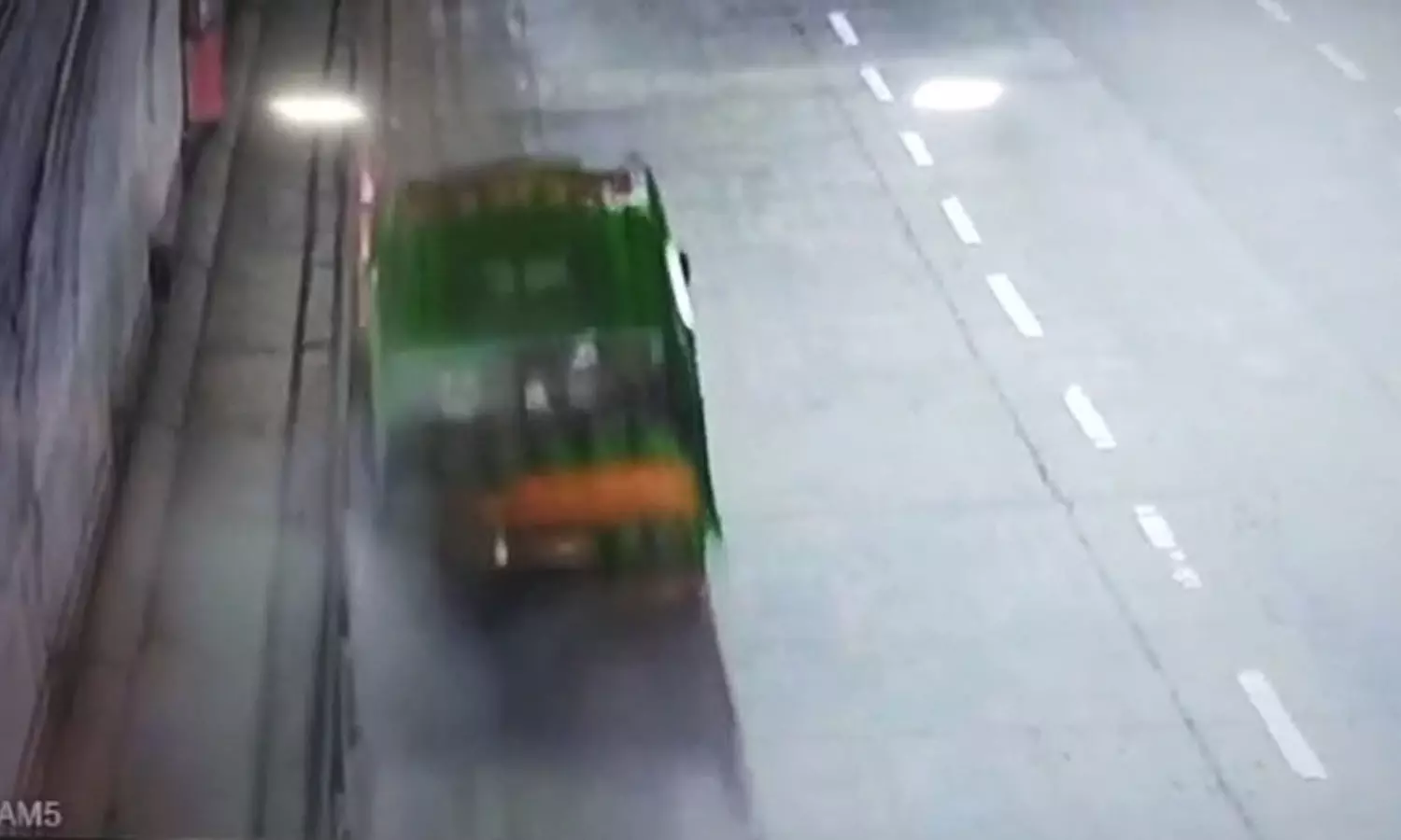 തൃശൂർ കുതിരാനിൽ വാഹനാപകടം; യാത്രികന്റെ കൈ അറ്റുപോയി തൃശൂർ കുതിരാനിൽ വാഹനാപകടം; യാത്രികന്റെ കൈ അറ്റുപോയി