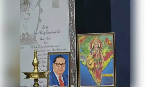 വീണ്ടും ഭാരതാംബ വിവാദം; ഹൈക്കോടതി ഓഡിറ്റോറിയത്തിൽ ഗവർണർ പങ്കെടുത്ത ചടങ്ങിൽ ഭാരതാംബയുടെ ചിത്രം വച്ചു