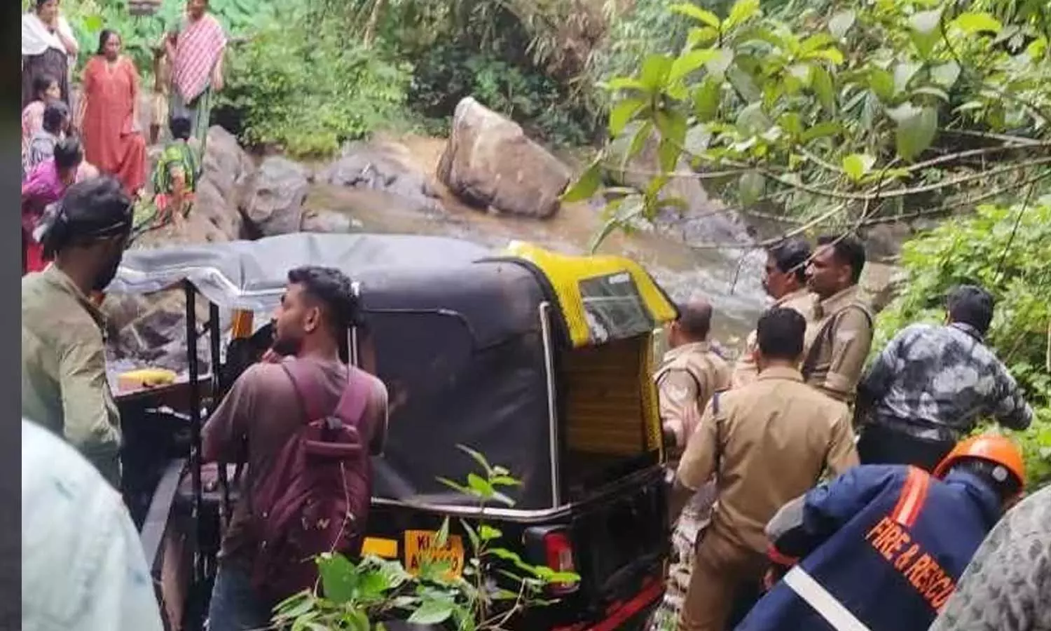 പത്തനംതിട്ടയിൽ സ്കൂൾ കുട്ടികളുമായി പോയ ഓട്ടോ തോട്ടിലേക്ക് മറിഞ്ഞുണ്ടായ അപകടം; കാണാതായ നാലു വയസ്സുകാരനും മരിച്ചു