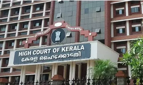 ഡിസ്ചാർജ് ചെയ്യുമ്പോൾ മുഴുവൻ റിപ്പോർട്ടുകളും രോഗിക്ക് കൈമാറണം; ആശുപത്രി പ്രവർത്തനങ്ങൾക്ക് മാർഗ നിർദ്ദേശവുമായി ഹൈക്കോടതി