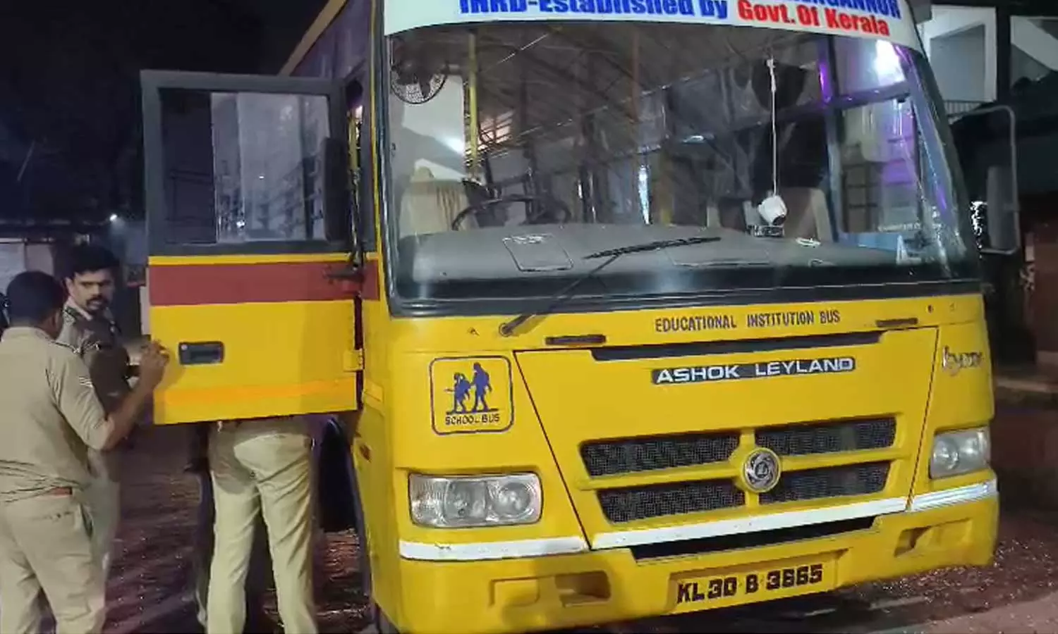 കോളേജ് ബസ് നന്നാക്കുന്നതിനിടെ പൊട്ടിത്തെറിച്ചു; വർക്ഷോപ്പ് ജീവനക്കാരന് ഗുരുതര പരിക്ക് കോളേജ് ബസ് നന്നാക്കുന്നതിനിടെ പൊട്ടിത്തെറിച്ചു; വർക്ഷോപ്പ് ജീവനക്കാരന് ഗുരുതര പരിക്ക്