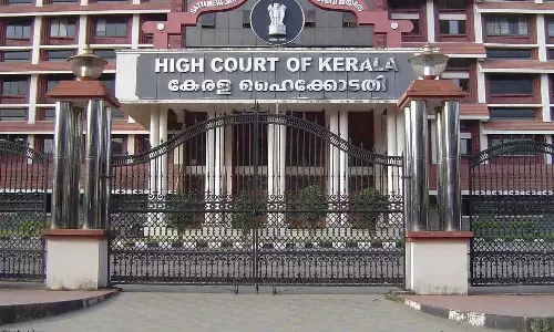 ചോറ്റാനിക്കര ക്ഷേത്ര പരിസരത്ത് മാലിന്യം കുമിഞ്ഞുകൂടിയ സംഭവം; 10 ദിവസത്തിനുള്ളിൽ റിപ്പോർട്ട് സമർപ്പിക്കാൻ ഹൈക്കോടതി നിർദേശം