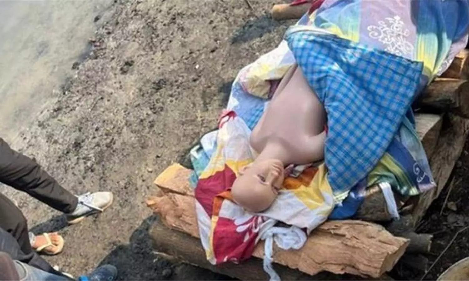 മൃതദേഹമല്ല, ‌സംസ്കരിക്കാൻ എത്തിച്ചത് മാനെക്വിൻ; കള്ളി പൊളിഞ്ഞതോടെ ഉപേക്ഷിച്ചോടി യുവാക്കൾ