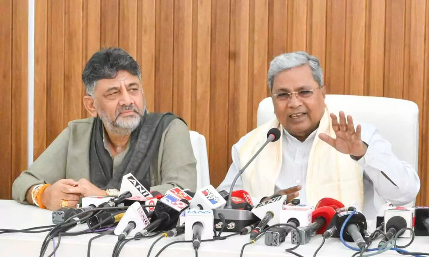 ഭിന്നതയില്ല, ആശയക്കുഴപ്പമില്ല; സംയുക്ത വാർത്താസമ്മേളനത്തിൽ നിലപാട് വ്യക്തമാക്കി സിദ്ധരാമയ്യയും ഡി.കെ ശിവകുമാറും ഭിന്നതയില്ല, ആശയക്കുഴപ്പമില്ല; സംയുക്ത വാർത്താസമ്മേളനത്തിൽ നിലപാട് വ്യക്തമാക്കി സിദ്ധരാമയ്യയും ഡി.കെ ശിവകുമാറും