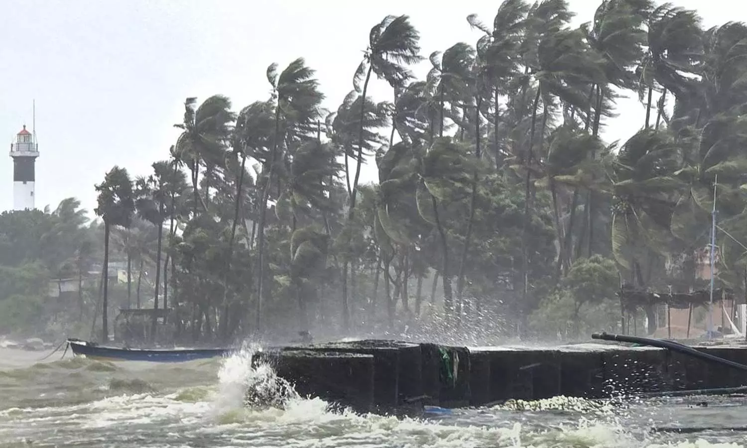 ശ്രീലങ്കയിൽ കനത്ത നാശം വിതച്ച് ഡിറ്റ് വാ ചുഴലിക്കാറ്റ് ഇന്ന് തമിഴ്നാട് തീരം തൊടും; കേരളത്തിൽ അടുത്ത അഞ്ച് ദിവസം മഴയ്ക്ക് സാധ്യത ശ്രീലങ്കയിൽ കനത്ത നാശം വിതച്ച് ഡിറ്റ് വാ ചുഴലിക്കാറ്റ് ഇന്ന് തമിഴ്നാട് തീരം തൊടും; കേരളത്തിൽ അടുത്ത അഞ്ച് ദിവസം മഴയ്ക്ക് സാധ്യത