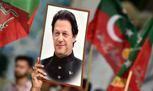 ഇമ്രാന്‍ ഖാന്‍ ജീവിച്ചിരിപ്പുണ്ട്: പാകിസ്ഥാന്‍ വിടാന്‍ അദ്ദേഹത്തില്‍ സമ്മര്‍ദ്ദം ചെലുത്തുകയാണെന്ന് സെനറ്റർ