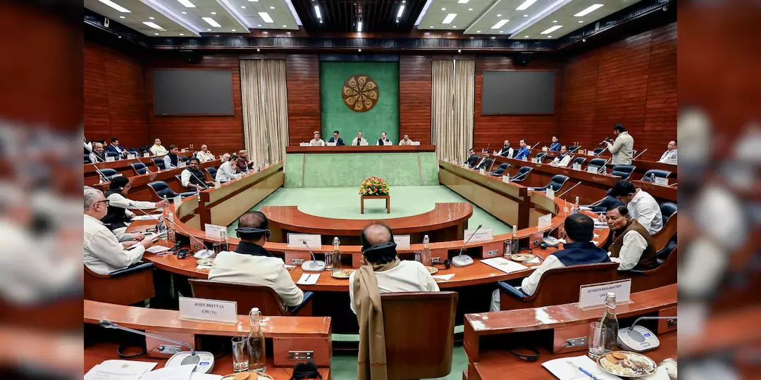 എസ്ഐആർ നിർത്തിവെക്കണം; ലോക്സഭയിൽ അടിയന്തര പ്രമേയ നോട്ടീസ് എസ്ഐആർ നിർത്തിവെക്കണം; ലോക്സഭയിൽ അടിയന്തര പ്രമേയ നോട്ടീസ്