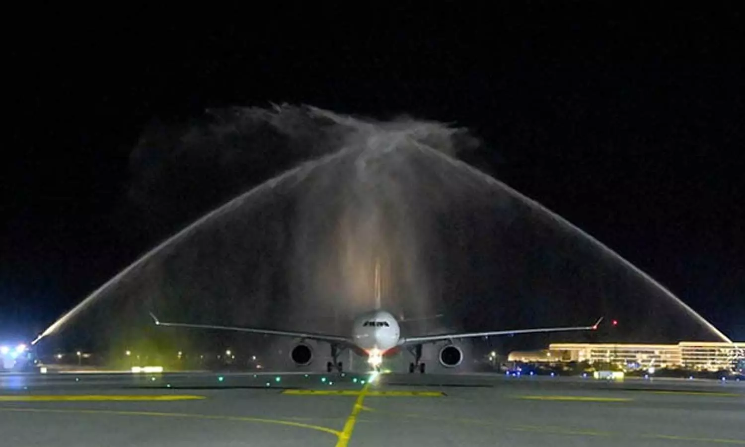 വാട്ടർ സല്യൂട്ട്; ബെയ്ജിങ്- മസ്കത്ത് ആദ്യ സർവീസിന് മസ്കത്തിൽ സ്വീകരണം