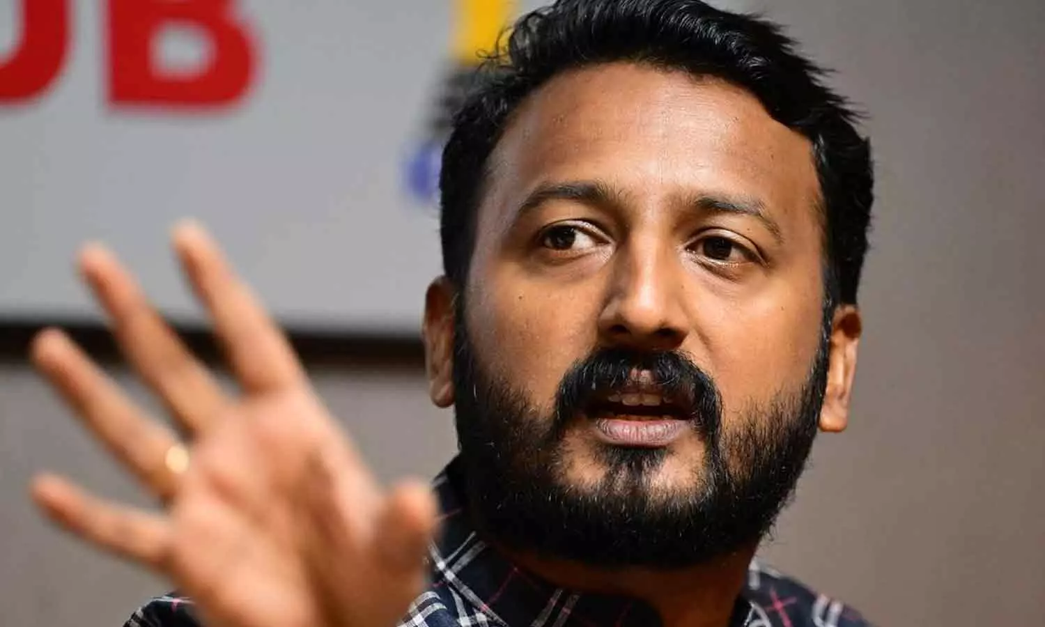 ഒളിവിലിരിക്കെ കൂടുതൽ രേഖകൾ കൈമാറി രാഹുൽ മാങ്കൂട്ടത്തിൽ