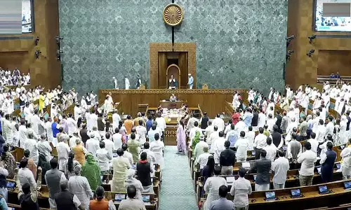 എസ്‌ഐആറിൽ ലോക്‌സഭ സ്തംഭിപ്പിച്ച് പ്രതിപക്ഷം;  നടുത്തളത്തിലിറങ്ങി മുദ്രാവാക്യം വിളിച്ചു