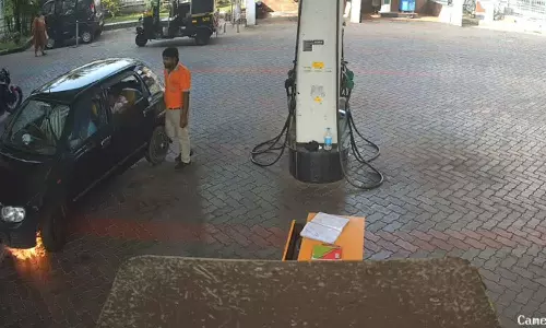 കോട്ടക്കലിൽ പെട്രോൾ പമ്പിൽ ഇന്ധനം നിറയ്ക്കുന്നതിനിടെ കാറിന് തീപിടിച്ചു