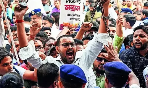 പശ്ചിമ ബംഗാളിൽ തെരഞ്ഞെടുപ്പ് കമ്മീഷൻ ഓഫീസിന് മുന്നിൽ ബിഎൽഒമാരുടെ പ്രതിഷേധം