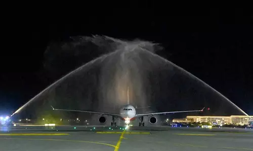 വാട്ടർ സല്യൂട്ട്; ബെയ്ജിങ്- മസ്കത്ത് ആദ്യ സർവീസിന് മസ്കത്തിൽ സ്വീകരണം