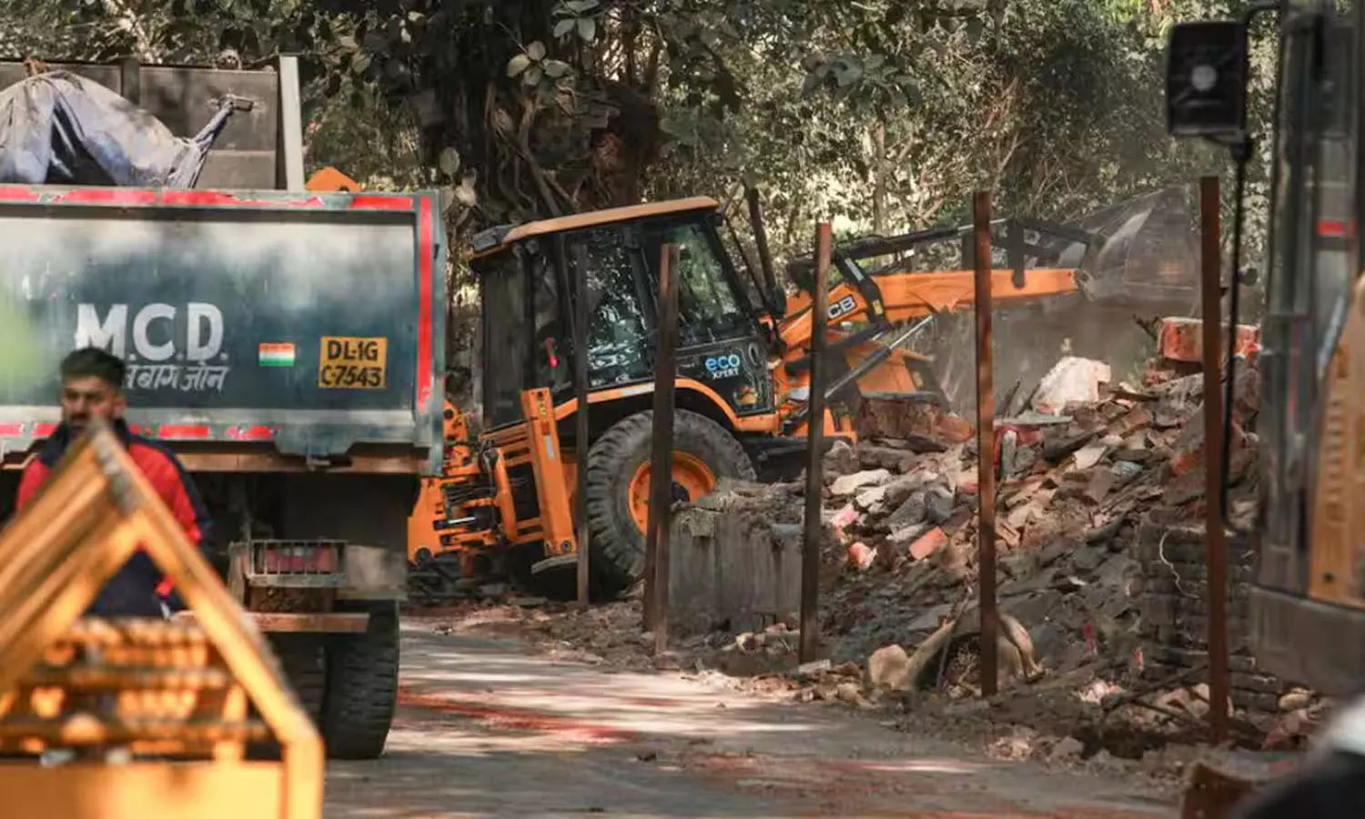 ആർഎസ്എസ് മന്ദിരത്തിന് പാർക്കിങ്; 1400 വർഷം പഴക്കമുള്ള ഹിന്ദുക്ഷേത്രം പൊളിച്ചുമാറ്റി