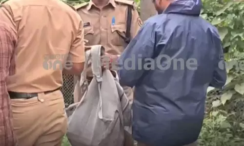 കോട്ടയത്ത് അന്തര്‍ സംസ്ഥാന ബസില്‍ യാത്ര ചെയ്യുന്ന രണ്ടുപേരില്‍ നിന്ന്  72 ലക്ഷം രൂപയുടെ കള്ളപ്പണം പിടികൂടി