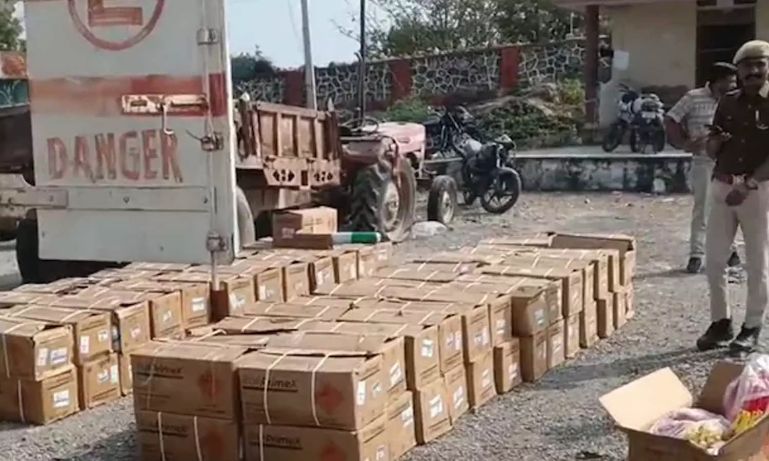 പത്ത് കിലോമീറ്റർ ചുറ്റളവിൽ നാശനഷ്ടമുണ്ടാക്കാൻ ശേഷി; സ്ഫോടകവസ്തുക്കൾ നിറച്ച ട്രക്കുമായി രാജസ്ഥാനിൽ രണ്ടുപേർ പിടിയിൽ പത്ത് കിലോമീറ്റർ ചുറ്റളവിൽ നാശനഷ്ടമുണ്ടാക്കാൻ ശേഷി; സ്ഫോടകവസ്തുക്കൾ നിറച്ച ട്രക്കുമായി രാജസ്ഥാനിൽ രണ്ടുപേർ പിടിയിൽ