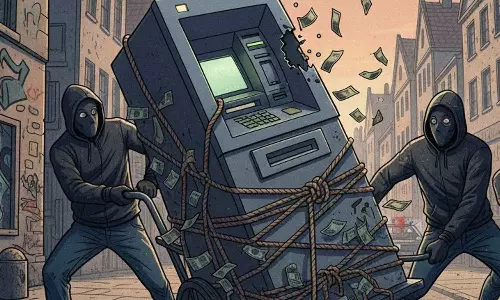 അർധരാത്രി കൈവണ്ടിയുമായി എത്തി,എടിഎം മെഷീൻ അഴിച്ചെടുത്ത് മുങ്ങി; മൂന്ന് പേര്‍ക്കായി തിരച്ചിൽ