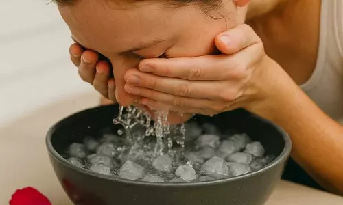 ഐസ് ക്യൂബിൽ മുഖം മുക്കുന്ന ട്രെൻഡിന് പിന്നാലെയാണോ? കാത്തിരിക്കുന്നത് എട്ടിന്റെ പണിയെന്ന് ചര്‍മ്മരോഗ വിദഗ്ധര്‍