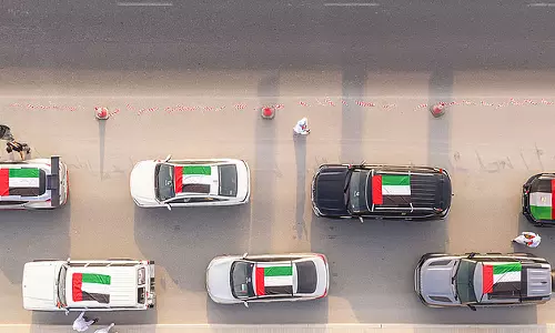 500-ൽ അധികം കാറുകൾ അണിനിരന്നു, ആകർഷകമായി ദുബൈയിലെ അൽ ഇത്തിഹാദ് പരേഡ്