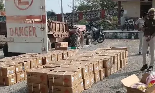 പത്ത് കിലോമീറ്റർ ചുറ്റളവിൽ നാശനഷ്ടമുണ്ടാക്കാൻ ശേഷി; സ്ഫോടകവസ്തുക്കൾ നിറച്ച ട്രക്കുമായി രാജസ്ഥാനിൽ രണ്ടുപേർ പിടിയിൽ പത്ത് കിലോമീറ്റർ ചുറ്റളവിൽ നാശനഷ്ടമുണ്ടാക്കാൻ ശേഷി; സ്ഫോടകവസ്തുക്കൾ നിറച്ച ട്രക്കുമായി രാജസ്ഥാനിൽ രണ്ടുപേർ പിടിയിൽ