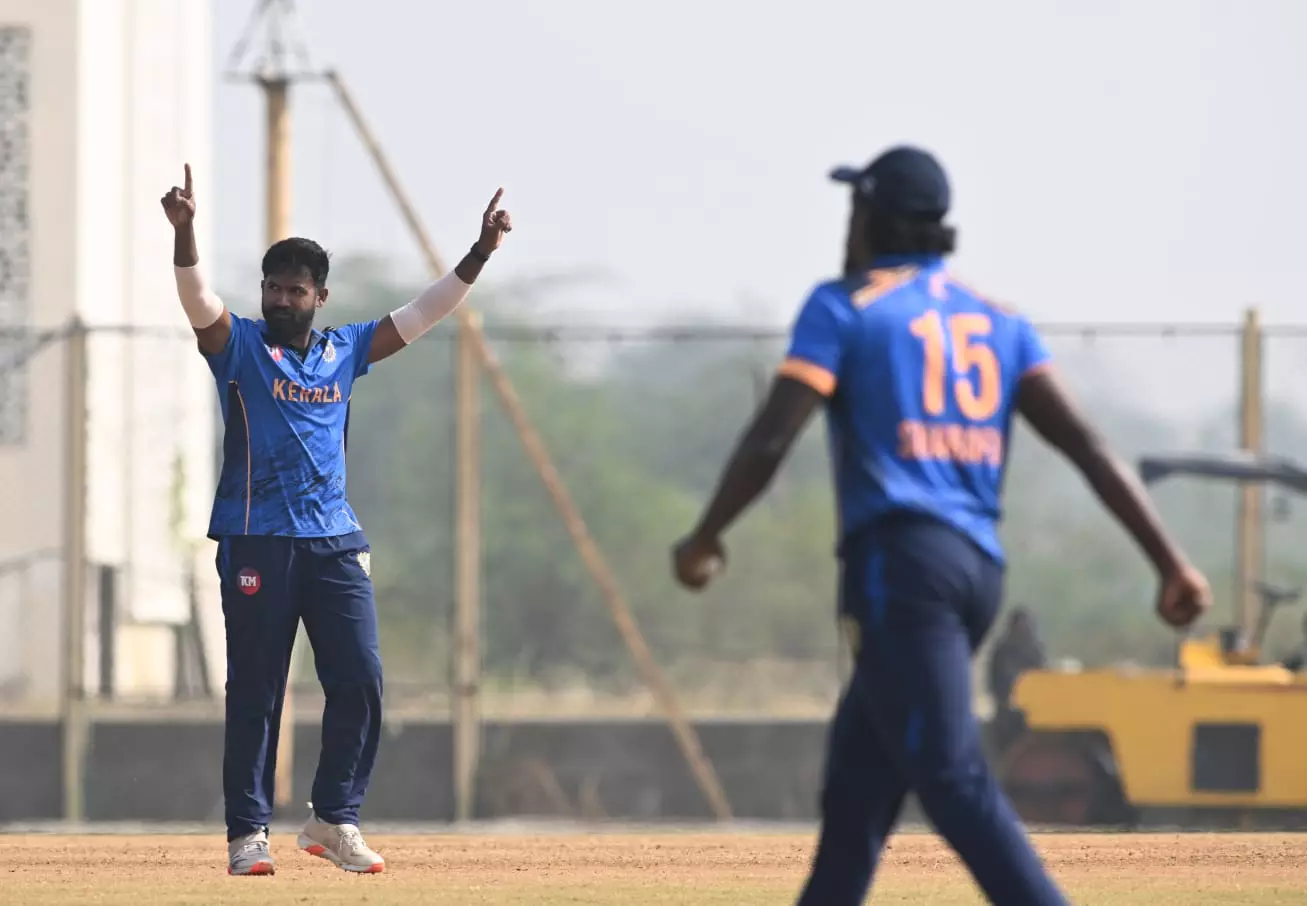 സയ്യിദ് മുഷ്താഖ് അലി ക്രിക്കറ്റ് ടൂർണ്ണമെൻ്റിൽ മുംബൈയെ അട്ടിമറിച്ച് കേരളം, വിജയം 15 റൺസിന് സയ്യിദ് മുഷ്താഖ് അലി ക്രിക്കറ്റ് ടൂർണ്ണമെൻ്റിൽ മുംബൈയെ അട്ടിമറിച്ച് കേരളം, വിജയം 15 റൺസിന്