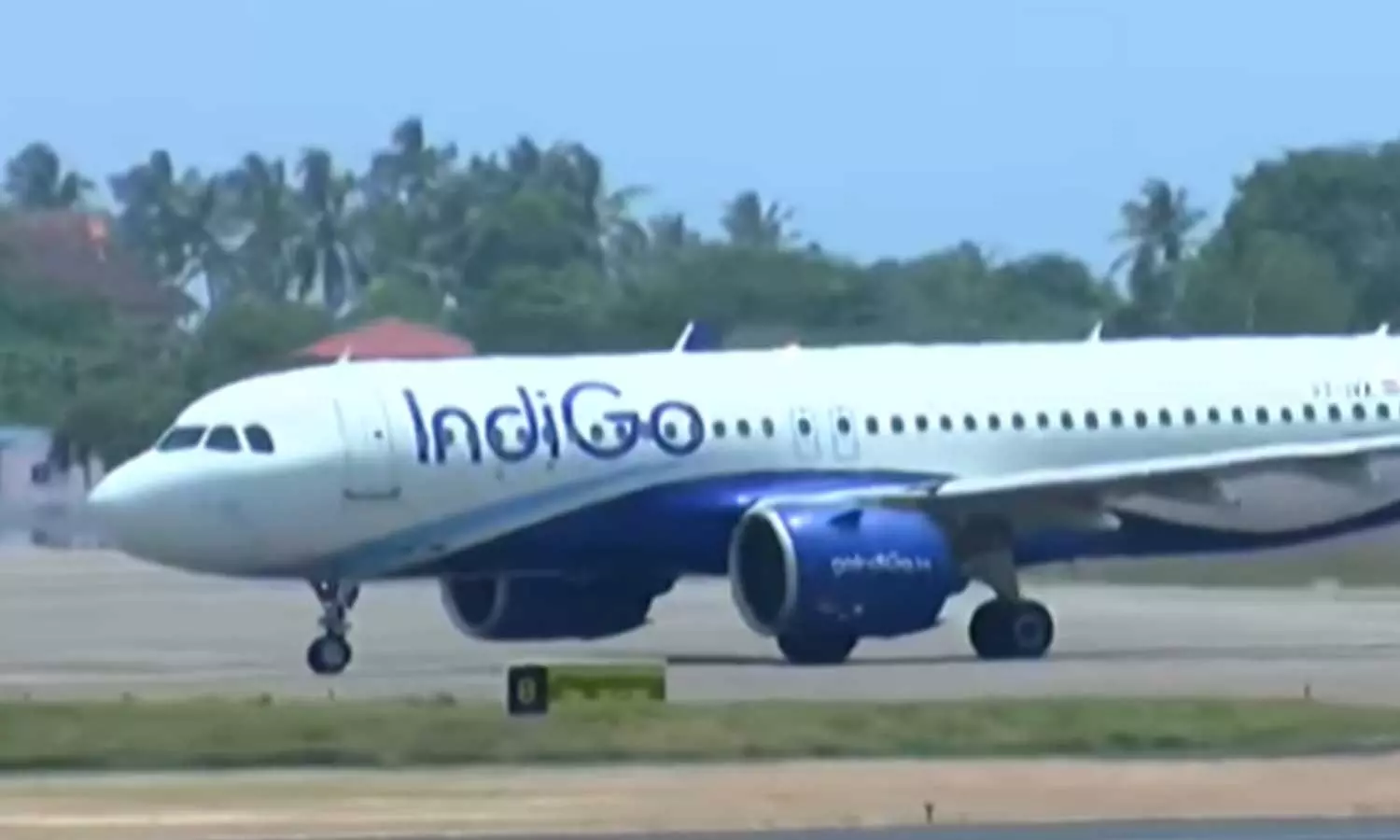 കൊച്ചിയിൽ നിന്നും ഇന്നലെ രാത്രി പുറപ്പെടേണ്ടിയിരുന്ന ഇൻഡിഗോ വിമാനം വൈകുന്നു; വലഞ്ഞ് യാത്രക്കാർ