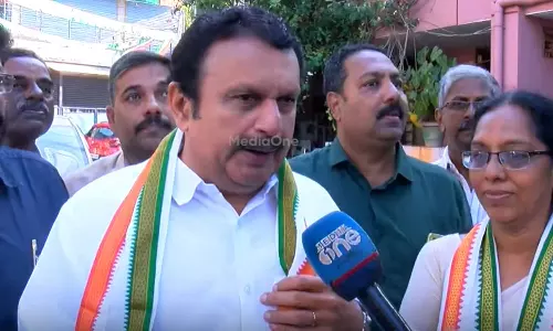 കാഞ്ഞങ്ങാട്ടേക്ക് കൊണ്ടുപോയ പൊതിച്ചോർ ജയിലിൽ കിടക്കുന്ന പത്മകുമാറിനും  വാസുവിനും കൊടുക്കണം; കെ.മുരളീധരൻ