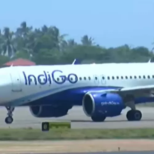 കൊച്ചിയിൽ നിന്നും ഇന്നലെ രാത്രി പുറപ്പെടേണ്ടിയിരുന്ന ഇൻഡിഗോ വിമാനം വൈകുന്നു; വലഞ്ഞ് യാത്രക്കാർ