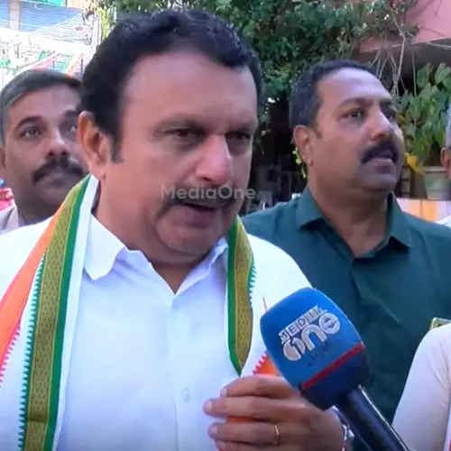 കാഞ്ഞങ്ങാട്ടേക്ക് കൊണ്ടുപോയ പൊതിച്ചോർ ജയിലിൽ കിടക്കുന്ന പത്മകുമാറിനും  വാസുവിനും കൊടുക്കണം; കെ.മുരളീധരൻ