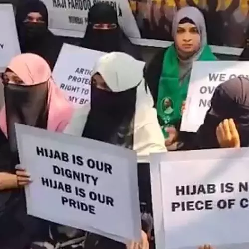 Mumbai college revokes burqa ban after students protest