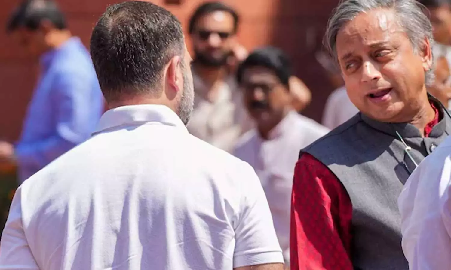 പുടിനുള്ള രാഷ്ട്രപതിയുടെ അത്താഴവിരുന്നില്‍ തരൂര്‍ പങ്കെടുത്തതില്‍ കോണ്‍ഗ്രസില്‍ അതൃപ്തി