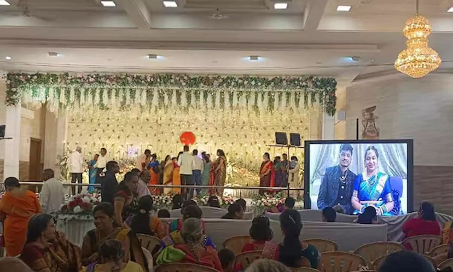 ഇൻഡിഗോ ചതിച്ചാശാനേ..; വിവാഹസൽക്കാരത്തിൽ ഓൺലൈനായി പങ്കെടുത്ത് വധൂവരൻമാർ