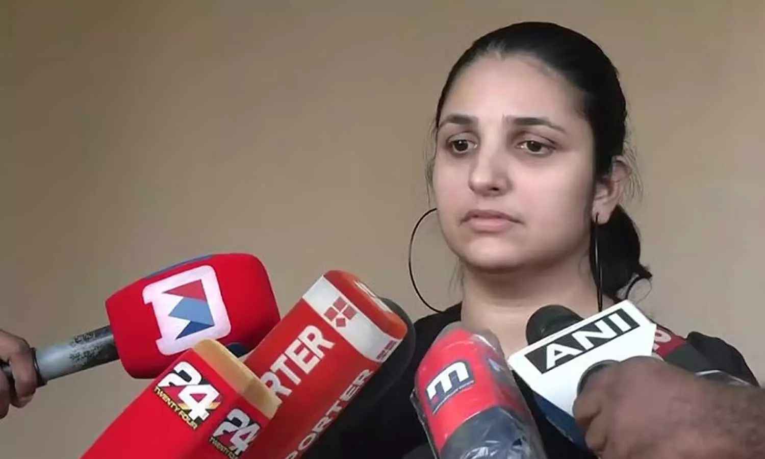 രാഹുലിനെതിരെ നിന്നാല് ഇല്ലാതാക്കും, നടി റിനിക്കെതിരെ വധഭീഷണിയെന്ന് പരാതി രാഹുലിനെതിരെ നിന്നാല് ഇല്ലാതാക്കും, നടി റിനിക്കെതിരെ വധഭീഷണിയെന്ന് പരാതി