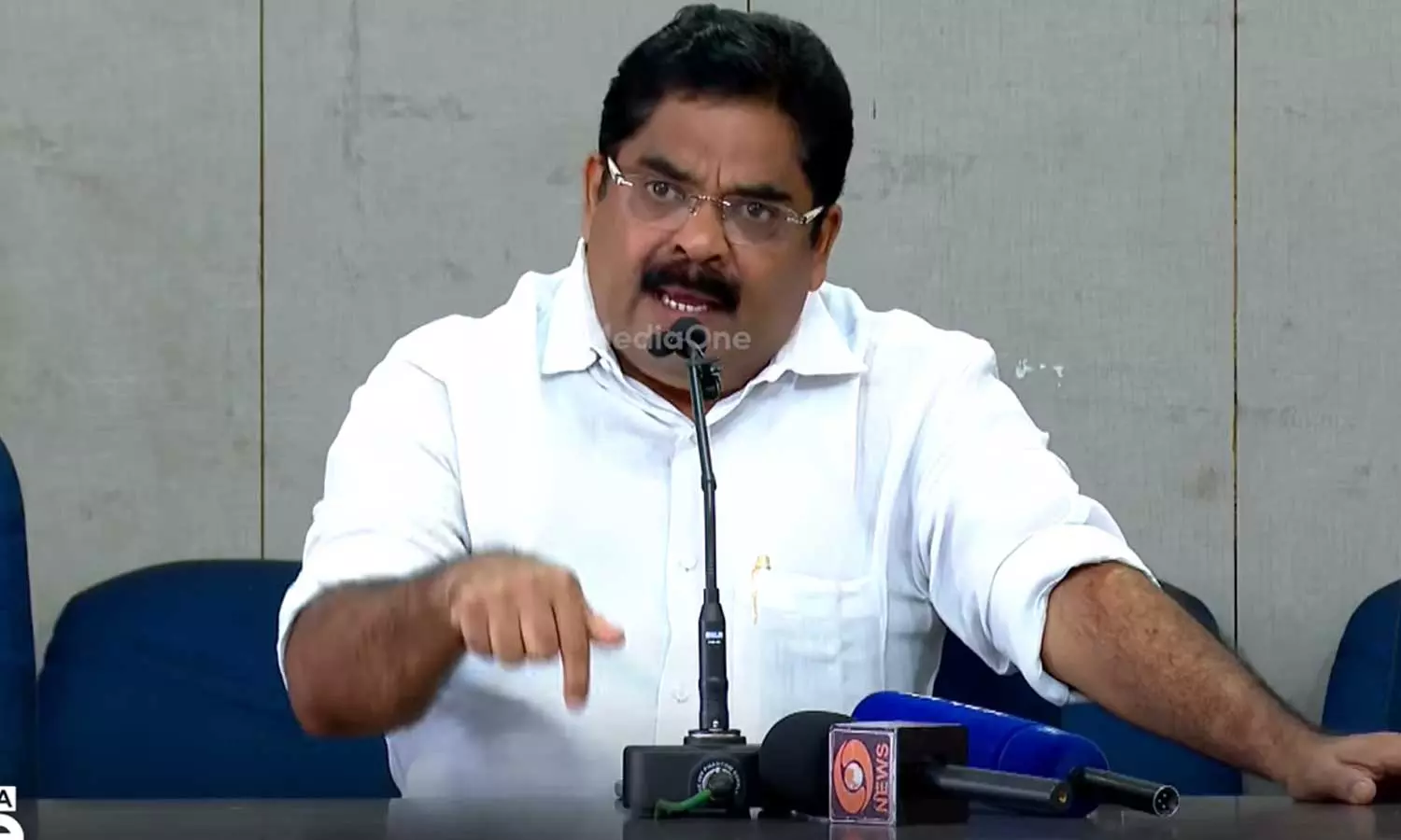 പുരുഷന്മാർക്ക് വേണ്ടി ഞാൻ ന്യായീകരിക്കും, രാഹുൽ ഈശ്വറിനെ ജയിലിലടച്ചത് തെറ്റ്; ടിഎംസി നേതാവ് സജി മഞ്ഞക്കടമ്പിൽ പുരുഷന്മാർക്ക് വേണ്ടി ഞാൻ ന്യായീകരിക്കും, രാഹുൽ ഈശ്വറിനെ ജയിലിലടച്ചത് തെറ്റ്; ടിഎംസി നേതാവ് സജി മഞ്ഞക്കടമ്പിൽ