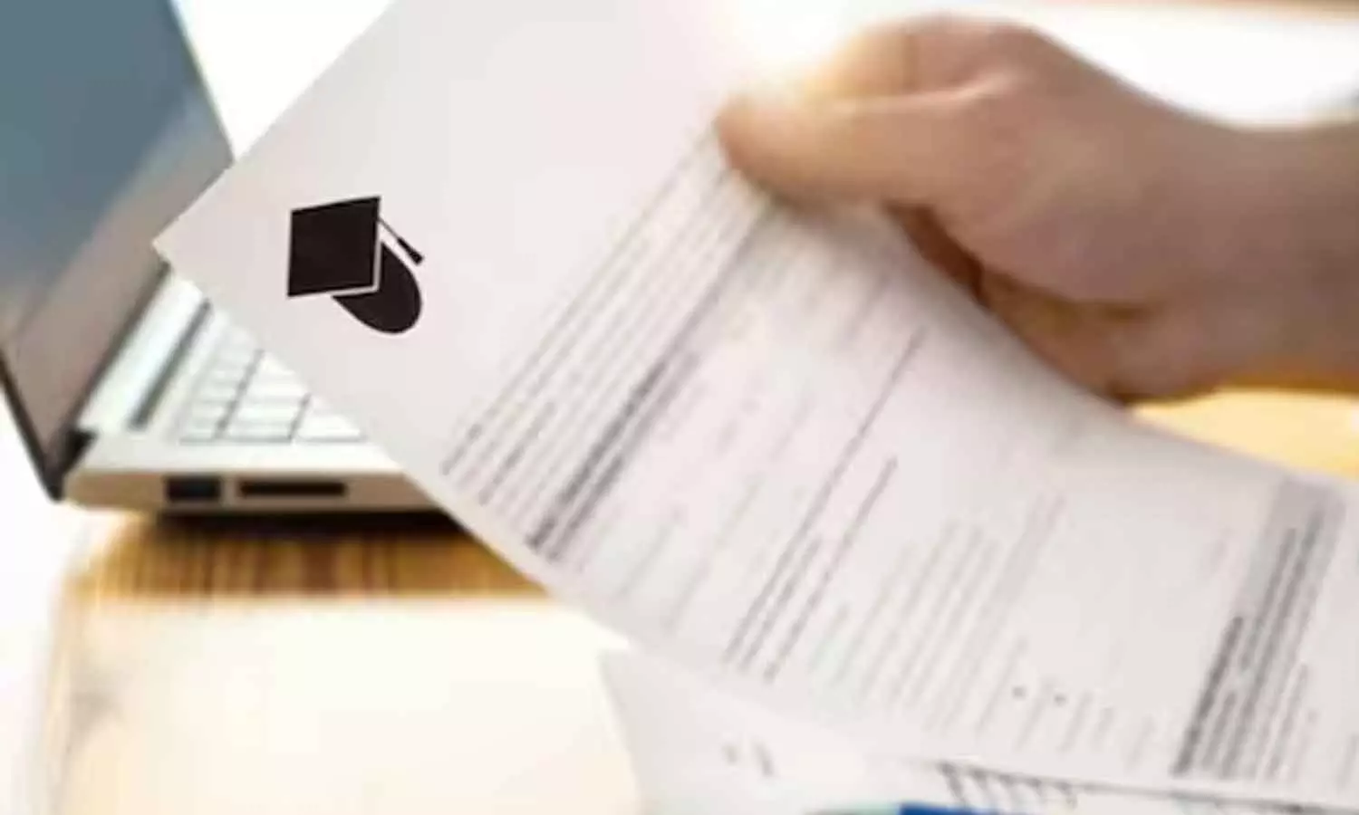 വ്യാജ സർട്ടിഫിക്കറ്റുകൾ വിറ്റ് സമ്പാദിച്ചത് രണ്ട് ഫൈവ് സ്റ്റാർ ബാറുകൾ, വിദേശത്ത് അപാര്ട്മെന്റുകള്; മാഫിയയെ പൂട്ടി പൊലീസ് വ്യാജ സർട്ടിഫിക്കറ്റുകൾ വിറ്റ് സമ്പാദിച്ചത് രണ്ട് ഫൈവ് സ്റ്റാർ ബാറുകൾ, വിദേശത്ത് അപാര്ട്മെന്റുകള്; മാഫിയയെ പൂട്ടി പൊലീസ്