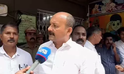 പോക്സോ കേസ് അതിജീവിതയുടെ പിതാവിനെതിരെ കേസ്; കടവന്ത്ര പൊലീസ് സ്റ്റേഷന് ഉപരോധിച്ച് കോണ്ഗ്രസ് പോക്സോ കേസ് അതിജീവിതയുടെ പിതാവിനെതിരെ കേസ്; കടവന്ത്ര പൊലീസ് സ്റ്റേഷന് ഉപരോധിച്ച് കോണ്ഗ്രസ്