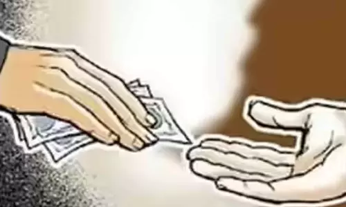 പോക്സോ അതിജീവിതയുടെ അമ്മയിൽ നിന്ന് കൈക്കൂലി ആവശ്യപ്പെട്ടു; വനിത എസ്ഐ വിജിലൻസ് പിടിയിൽ പോക്സോ അതിജീവിതയുടെ അമ്മയിൽ നിന്ന് കൈക്കൂലി ആവശ്യപ്പെട്ടു; വനിത എസ്ഐ വിജിലൻസ് പിടിയിൽ